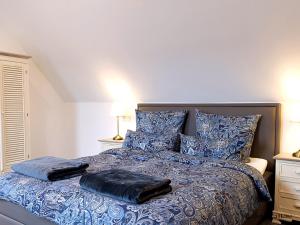 a bedroom with a bed with two pillows on it at Apartments am Linggplatz - Ruhige Lage in der Fußgängerzone - Self-Check-in - Parkhaus inklusive - Schnelles WLAN in Bad Hersfeld