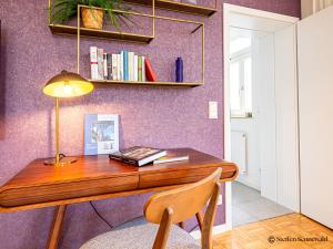 a desk with a lamp and a chair in a room at Apartments am Linggplatz - Ruhige Lage in der Fußgängerzone - Self-Check-in - Parkhaus inklusive - Schnelles WLAN in Bad Hersfeld