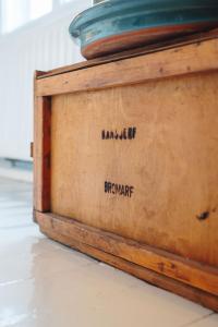 a wooden box with the word bronmark on it at Kansjerf Gård in Bromary
