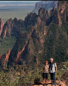 a man and woman standing on top of a mountain at Hotel Pousada Villa Monnaié centro in Chapada dos Guimarães