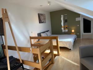 a bedroom with a bed and a ladder in it at Duplex vernieuwd appartement Dujardin bubbelbad in Blankenberge
