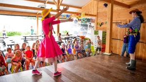 a group of children in a classroom watching two people dance at Vakantiepark de Witte Berg in Ootmarsum