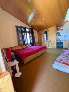 a bedroom with two beds in a room at Walking Trails homestay in Baragrān