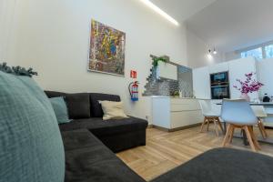 a living room with a couch and a kitchen at El loft del sardi in Santander
