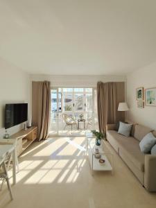 a living room with a couch and a table at Estudio Puerto de Sotogrande in Sotogrande