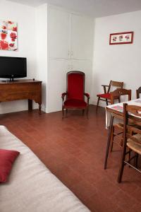 a living room with a bed and a table and chairs at Maison de la Vallée - proche Zoo Beauval in Angé