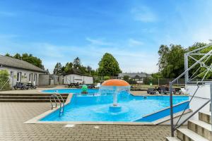 a swimming pool with a fountain in the middle at Glamping, Tåsinge - Svendborg in Svendborg