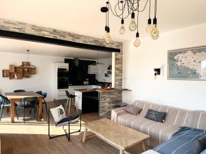 a living room with a couch and a table at Ti-annez mor in Bénodet