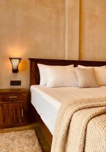 a bedroom with two beds and a nightstand with a bed sidx sidx at Viora Lodge in Nuwara Eliya