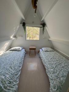 a bedroom with two beds in a attic at Chalet Séquoia 140, Durbuy nature, piscine,2 chiens Ok in Durbuy +52 photos