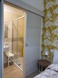 a bathroom with a shower and a sink at Agriturismo Belfiore in Castelnuovo Magra