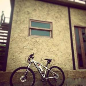 a bike parked in front of a building at บ้านไร่ดอกแก้ว in Chom Bung