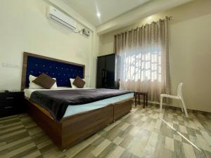 a bedroom with a large bed and a window at Hotel Pilgrrim in Varanasi