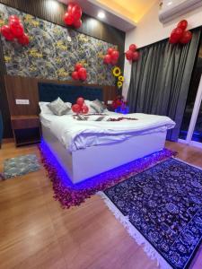 a bedroom with a bed with a purple rug at Caelume Luxury Studios in Ghaziabad +2 photos