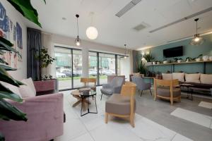 a living room with chairs and a dining room at Quarto Verde in Bergamo