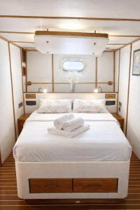 a bedroom with a bed with two towels on it at Sea Panther in Il-Gżira