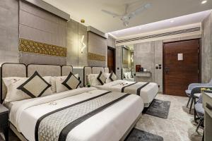two beds in a hotel room with a room at Hotel Stay Well Dx in New Delhi
