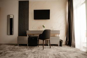 a living room with a desk and a chair at Atri's Boutique in Aiud