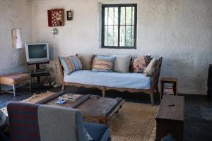 a living room with a couch and a table at Casa de Cabanelas in Bustelo