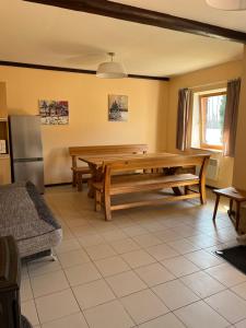 ein Esszimmer mit einem Tisch und einem Kühlschrank in der Unterkunft Recreation Center Brūveri in Sigulda + 47 Fotos