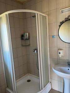 ein Badezimmer mit Dusche und Waschbecken in der Unterkunft Recreation Center Brūveri in Sigulda