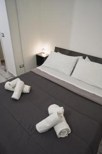 two towels on a bed in a room at B&B dalla Nonna in Salerno