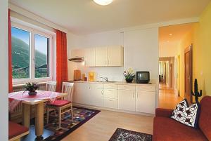 a kitchen and dining room with a table and a dining room at Garni Franz Leiter in Lagundo