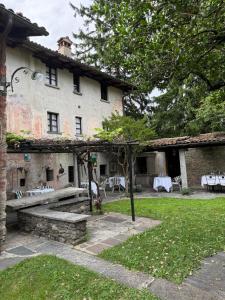 a large building with tables and chairs in a yard at Locanda Motto del Gallo in Taverne