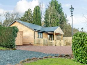 a wooden house with a fence and a driveway at 2 Bed in Bridgnorth oc-77721 in Highley