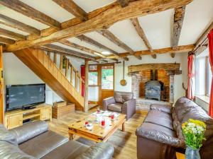 a living room with leather furniture and a tv at 3 Bed in Bridgnorth oc-thfis in Highley