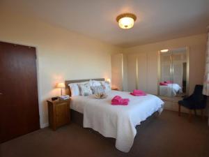 a bedroom with a bed with pink towels on it at 2 Bed in Bideford oc-sandb in Instow