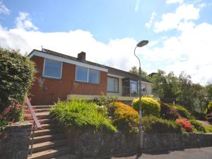 a house with a street light in front of it at 2 Bed in Bideford oc-sandb in Instow