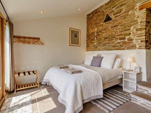 a bedroom with a bed and a brick wall at 2 Bed in Abergavenny oc-66630 in Dorstone