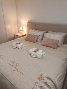 a large bed with towels on top of it at Centre Chambéry - Parking gratuit - tout inclus in Chambéry