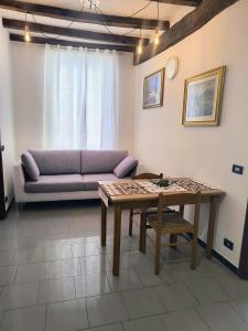 a living room with a couch and a table at B&B La Casa di Olga in Bobbio