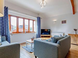 a living room with a couch and a tv at 2 Bed in Wellington oc-00467 in West Buckland
