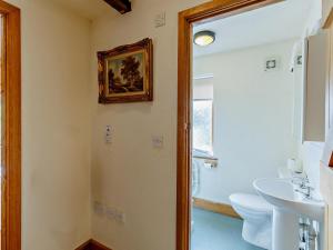 a bathroom with a sink and a toilet and a mirror at 3 Bed in Bridgnorth oc-therr in Shrewsbury +16 photos