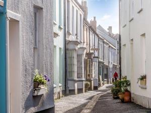 an alley with buildings and flowers on the side of a street at 4 Bed in Bideford oc-86776 in Appledore