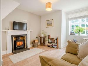 a living room with a fireplace and a tv at 1 Bed in Brecon oc-88748 in Aber-Brân