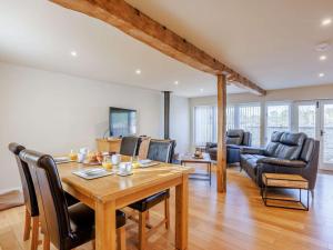 a living room with a wooden table and chairs at 1 Bed in Faringdon oc-88573 in Coxwell +7 photos