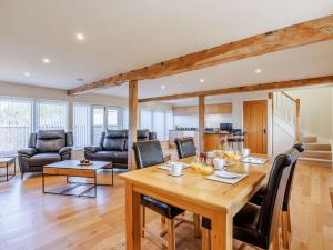 a dining room and living room with a table and chairs at 1 Bed in Faringdon oc-88573 in Coxwell