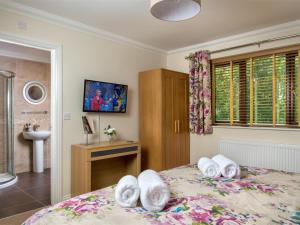 a bedroom with a bed with white towels on it at 4 Bed in Ystradgynlais oc-bn343 in Ystalyfera