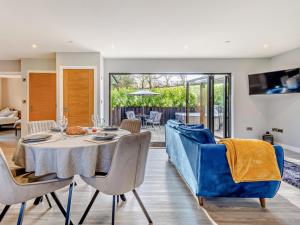 a dining room with a table and chairs at 2 Bed in Knighton oc-94203 in Knighton