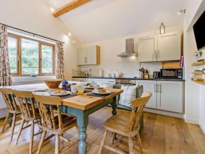 a kitchen with a table and chairs in a room at 2 Bed in Builth Wells oc-bn201 in Aberedw