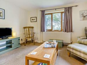 a living room with a couch and a tv at 2 Bed in Builth Wells oc-bn201 in Aberedw
