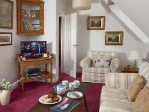 a living room with a couch and a table at 2 Bed in Brecon oc-bn077 in Llandefaelogfâch