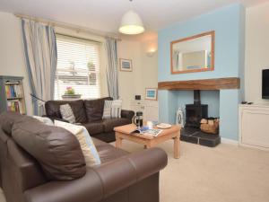 a living room with a couch and a fireplace at 2 Bed in Bideford oc-tcdolph in Appledore