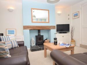 a living room with a couch and a fireplace at 2 Bed in Bideford oc-tcdolph in Appledore +8 photos