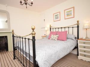 a bedroom with a bed with pink pillows at 2 Bed in Bideford oc-tcdolph in Appledore
