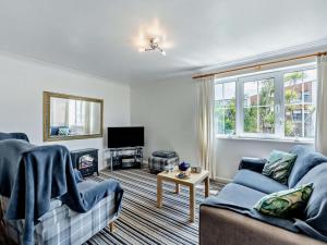 a living room with two couches and a fire place at 2 Bed in Woolacombe oc-bkers in Woolacombe